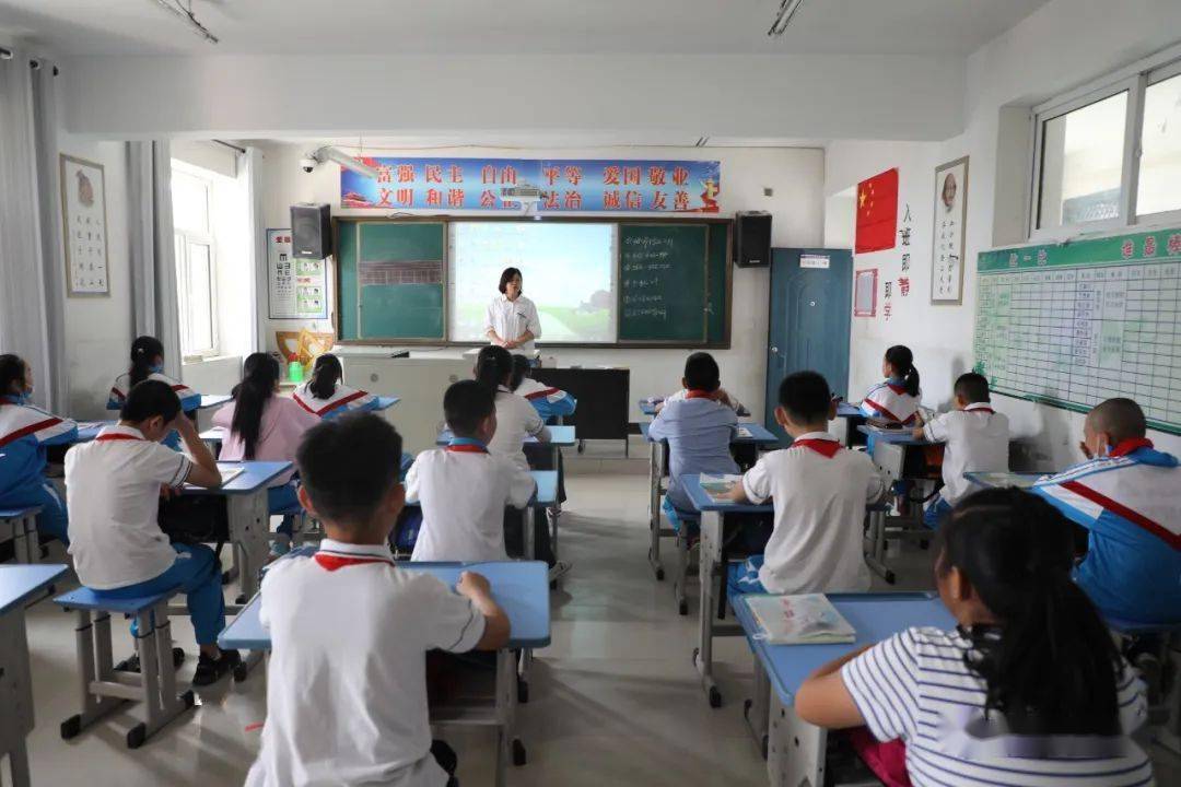 阿拉善右旗小学领导团队引领未来教育新篇章